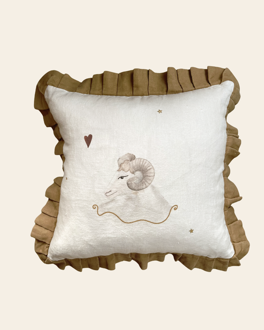 Linen ruffled cushion cover "Aries"